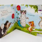 Ein Igel mit Verband, ein Eichhörnchen mit Verbandmaterial, eine verwundete Fledermaus. Texte: "Tut's jetzt noch weh?", "Ein bisschen schon", "Schwuppdiwupp!", "Hoppala!". Bunte Blumen und Bäume.
