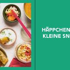 Häppchen und kleine Snacks. Links: Verschiedene Schalen mit Suppe, Gemüse, Saucen und Frühlingsrollen.