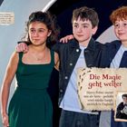 „Die Magie geht weiter. Harry Potter startet neu als Serie.“ Drei junge Menschen lächeln, Arm in Arm.