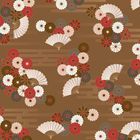 Blumen und Fächer in Rot, Weiß und Braun-Mustern auf braunem Hintergrund, in einem japanischen Stil arrangiert.