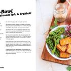 "Poke-Bowl mit gebratenem Tofu & Brokkoli" und Rezeptanleitung links. Rechts Schüssel mit Tofu, Reis und Brokkoli.