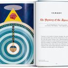 Text: "The Mystery of the Apocalypse". Links: Illustration mit konzentrischen Kreisen und Symbolen, darüber eine Rose im gelben Licht.