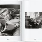 Links: "352". Rechts: "353". Eine Frau liegt entspannt auf einem Sofa und liest ein Buch.