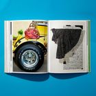 Links: "Fulda" auf Reifen, Tasche auf Auto. Rechts: Schwarzer gepunkteter Rock vor Notentext.