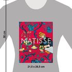 "Matisse" und "21,5 x 26,5 cm" vor rotem Hintergrund mit blauen Formen und einer Person, die Obst arrangiert.