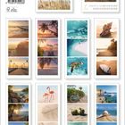 "Meeresrauschen" in großen Buchstaben, Strandszenen mit Liegestuhl, Sonnenuntergängen, Palmen, Meeresschildkröte und Flamingos.