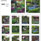 Ein Kalender mit der Aufschrift „Geheime Gärten“ hängt in einem hellen Raum mit Pflanzen und einer gemütlichen Sitzecke.