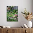 "Gartenträume" – Poster eines Gartens mit bunten Blumen, Lehmhaus, Holzzaun. Daneben Vase mit Trockenblumen auf Tisch.