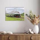"Faszinierende Eisenbahnen" 2022. Ein Kalender an der Wand, zeigt eine Dampflok in grüner Landschaft; daneben eine Vase.