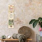 „2024 Bauernkalender“: Wandkalender auf rustikaler Wand, mit Dekoration unten, inklusive Pflanze und Uhr.