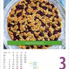 Text: "Sauerkirschkuchen", Kalender zeigt Freitag, 3. September. Bild zeigt einen Kirsch-Streuselkuchen auf weißer Spitze.