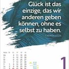 „Glück ist das einzige, das wir anderen geben können, ohne es selbst zu haben.“ Carmen Sylva. Kalenderblatt mit Datum.