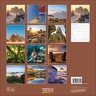 Kalender mit 12 Landschaftsfotos wie Berge, Meer und Wälder. Unten rechts steht "Made in Germany".