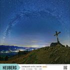 "Heuberg, Chiemgauer Alpen, Bayern. 12 km, 5-6 Stunden, 900 m. Mittel. Ein Kreuz auf einem Hügel unter Sternenhimmel."