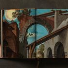 Ein dreigeteiltes Gemälde zeigt links und rechts Ritter mit Flaggen, in der Mitte eine religiöse Szene.