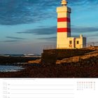 09. Woche März, 07 So. Ein Leuchtturm mit roten Streifen steht an einer felsigen Küste unter einem bewölkten Himmel.