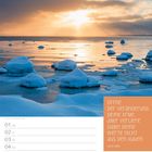 Zitat von Dalai Lama: "Öffne der Veränderung deine Arme, aber verliere dabei deine Werte nicht aus den Augen." Im Hintergrund eine Winterlandschaft mit Sonnenuntergang.