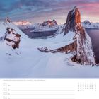 Berg Segla auf der Insel Senja in Norwegen. Verschneite, dramatische Berglandschaft unter rosa-blauem Himmel.