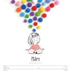 "März" steht unten; bunte Pompons formen ein Dreieck über einem lächelnden Kind, das im Schneidersitz sitzt.