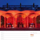 09. Woche, März 2027, 07. So. Kaiserbädersaal bei Nacht in rotem Licht mit Halbmond am Himmel.