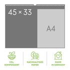 "45 × 33", "A4", "CO₂-KOMPENSIERT", "NACHHALTIGES PAPIER", "MADE IN GERMANY". Drei grüne Symbole darunter: Pflanze, Bäume, Haus.
