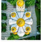 07 So, 09. Woche 2027, MÄRZ. Vogelperspektive auf Kathedrale mit goldenen Kuppeln, umgeben von Bäumen und gepflasterten Wegen.