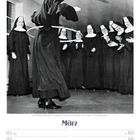 Text: "Benediktiner-Schwestern in Oklahoma City beim Hula-Hoop - USA - 1958". Eine Nonne benutzt einen Hula-Hoop-Reifen.