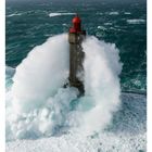 12 MÄRZ. Ein Leuchtturm in tosender See; große Wellen schlagen gegen ihn.