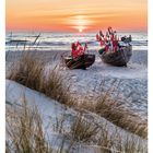 12. März. Mo 22, Di 23, Mi 24, Do 25, Fr 26, Sa 27, So 28. Fischerboote am Strand bei Sonnenuntergang, Dünen im Vordergrund.