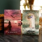 44. Vertraue dem Ruf; 32. Fülle deinen Kelch. Links: Mensch am See bei Sonnenuntergang. Rechts: Kelch mit Blumen und Wasserfall.