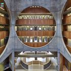 Seitlicher Text: "Elsevier Northern Coast 213", "438 L 212", "7". Betonarchitektur mit kreisförmiger Öffnung, Bücherregale.