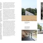 Texte: "Blick auf das Museum vom ehemaligen Schlachtfeld aus.", "Fenster auf das ehemalige Schlachtfeld.", "Das Foyer erstreckt sich über die gesamte Traufkante und öffnet sich zur Gedenkstätte.", "Die Gedenkstätte mit Schinkels Baldachin für den Schwedenstein im Vordergrund, im Hintergrund das Museum."

Links Textblöcke, rechts Fotos: Gebäudefassade, Innenraum mit Fenster, Landschaft mit Bäumen, Museumshalle.