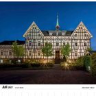 "Juli 2027, Altes Kloster in Much, Montag 12 bis Sonntag 25. Ein historisches Fachwerkgebäude bei Nacht."