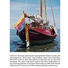 Text: „Wittdün/Amrum“. Segelboot mit bunter Flagge, Wasserhintergrund, blauer Himmel. Holzdetails betonen Bootskonstruktion.