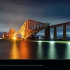 Text: „Forth Bridge“, Zahlen von 1-31, „2027 12“. Eine rot beleuchtete Brücke bei Nacht mit Reflexionen im Wasser.