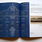 „Die Eisenbahnbeamten-Colonie am Agricolaplatz“ zeigt ein blaues Gebäude-Blueprint und Text zu einer alten Postkarte.