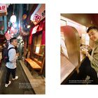 Links: "Hier laufe ich durch die Omoide Yokocho in Tokio." Rechts: Person isst Ramen, sitzt an einem Einzelplatz.