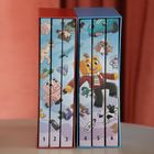 Nummern 1 bis 6 unten. Illustrationen von Figuren und Tieren, darunter ein Mann mit Kürbiskopf und ein Schwein.