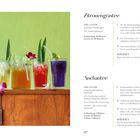 Zitronengrastee und Anchantee Rezepte. Links vier bunte Getränke, jeweils mit Eis und Dekoration auf einem Holzmöbel.