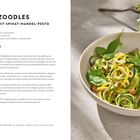 Zoodles mit Spinat-Mandel-Pesto. Rezept für 2 Personen, vegan. Zutaten: Mandelkerne, Spinat, Olivenöl, Zucchini, Zwiebel.