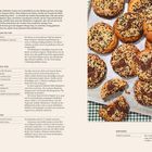 Cookies mit brauner Butter und Miso: Rezepttext links, Plätzchen mit Sesam und Schokolade auf einem Blech rechts.