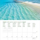 August 2027 Kalender mit Wochentagen in mehreren Sprachen. Tropischer Strand mit Palmen und klarem Wasser darüber.