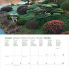 "Oktober", Wochentage in mehreren Sprachen. Kalender mit Daten und Feiertagen. Oberhalb friedlicher Garten mit Teich, bunten Bäumen.