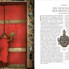 **DIE GESCHICHTE DER MENSCHHEIT**: Ein junger buddhistischer Mönch öffnet rote Türen mit goldenen Verzierungen.