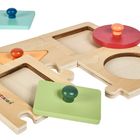 Text: "Montessori by Eichhorn". Ein Holzpuzzle mit bunten, verschieden geformten Griffen: Quadrat, Kreis, Dreieck.