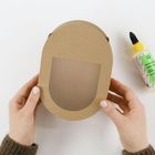 Text auf Kleberflasche: "BASTELKLEBER", "HOBBY GLUE". Eine ovale Pappschachtel wird von Händen gehalten.