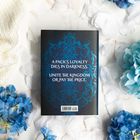 „A PACK’S LOYALTY DIES IN DARKNESS. UNITE THE KINGDOM OR PAY THE PRICE.“ Buchcover mit blauem Muster, umgeben von blauen Blumen.