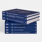 Bücherstapel mit Titeln: "Kitchen Handbook", "Pastry, Baking, Confectionery and Desserts", "Vegetables, Grains and Pulses".