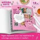 Texte: "Hikaru Kotz", "14+", "Cozy Coloring", "SHARE YOUR BEAUTIFUL ARTWORK", "Pages dépliantes pour..."

Eine aufgeschlagene Malbuchseite mit Illustrationen, QR-Code und Malutensilien. Umliegend sind bunte Stifte, ein Kaktus und eine Tasse.
