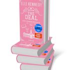 Der Stapel zeigt Bücher mit dem rosa Cover von "The Deal" von Elle Kennedy. Sie tragen Hockey-Symbole und Sticker.